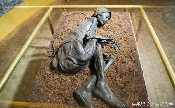 Xác ướp của người Tulum Xác chết được phát hiện dưới một lớp than bùn thuộc bán đảo Jylland, Đan Mạch. Theo các nhà khảo cổ, đến nay đã được hơn 2.000 năm tuổi, vào thời đại đồ sắt. Điều khiến tất cả đều bất ngờ là toàn bộ biểu cảm cũng như cơ thể của xác chết vẫn còn nguyên vẹn.