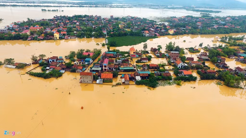 Theo số liệu thống kê từ Ban chỉ huy Phòng chống thiên tai - Tìm kiếm cứu nạn thị xã Ba Đồn (Quảng Bình), đến sáng 16/10, toàn thị xã có gần 23.000 nhà dân bị ngập.
