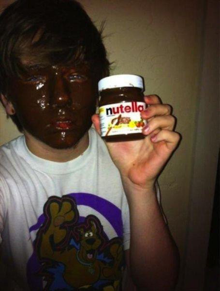 Cậu chàng này có vẻ vừa phát hiện ra một công dụng mới của chocolate: Đắp mặt nạ.