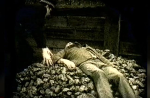 1. Zigmund Adamski Sáu tháng kể từ khi cảnh sát Alan Godfrey tìm thấy thi thể của người thợ mỏ Zigmund Adamski, ông tuyên bố hung thủ chính là… người ngoài hành tinh. Ban đầu, tuyên bố này của ông không được chú ý đến, nhưng khi xem lại tình trạng thi thể của Adamski, nhiều người không thể không nghĩ đến tuyên bố của viên cảnh sát nọ. Được biết, Adamski xa nhà để phụ việc vặt từ hồi 6/6/1980. Đó cũng là lần cuối cùng người ta nhìn thấy người đàn ông này. 5 ngày sau, xác ông ta được tìm thấy trên một đống than lớn ngay tại nơi ông ta làm việc, nhưng khi khám nghiệm tử thi thì ông ta chỉ mới chết được một vài giờ trước đó. Không có dấu hiệu tấn công, nhưng có một vài vết bỏng kì lạ ở ngay cổ tử thi.