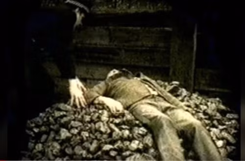 1. Zigmund Adamski Sáu tháng kể từ khi cảnh sát Alan Godfrey tìm thấy thi thể của người thợ mỏ Zigmund Adamski, ông tuyên bố hung thủ chính là… người ngoài hành tinh. Ban đầu, tuyên bố này của ông không được chú ý đến, nhưng khi xem lại tình trạng thi thể của Adamski, nhiều người không thể không nghĩ đến tuyên bố của viên cảnh sát nọ. Được biết, Adamski xa nhà để phụ việc vặt từ hồi 6/6/1980. Đó cũng là lần cuối cùng người ta nhìn thấy người đàn ông này. 5 ngày sau, xác ông ta được tìm thấy trên một đống than lớn ngay tại nơi ông ta làm việc, nhưng khi khám nghiệm tử thi thì ông ta chỉ mới chết được một vài giờ trước đó. Không có dấu hiệu tấn công, nhưng có một vài vết bỏng kì lạ ở ngay cổ tử thi.