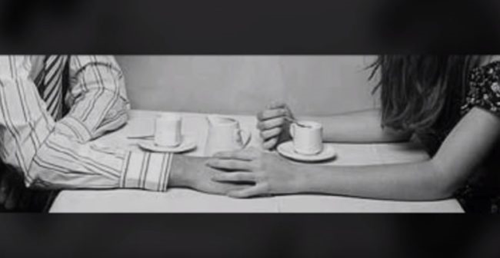 2. Christopher Case Sau khi đi hẹn hò cùng một người phụ nữ tự xưng là phù thủy, Christopher Case - một người đàn ông 35 tuổi – nói với bạn bè rằng ông ta đã bị ếm bùa. Ông nói rằng bà phù thủy nọ đã tra tấn ông và ông rất lo cho tính mạng của mình. Vài tuần sau, thi thể của Case được phát hiện trong bồn tắm. Không có nước trong bồn tắm, Case vẫn mặc nguyên quần áo, chết trong tư thế quỳ gối cầu nguyện. Cảnh sát không tìm thấy bất cứ dấu hiệu nào khả nghi trong căn hộ dán chi chít thánh giá, bùa chú của ông. Trước cái chết không manh mối này, các bác sĩ pháp y lại một lần nữa kết luận nguyên nhân gây ra cái chết cho Christopher Case là do một cơn đau tim.