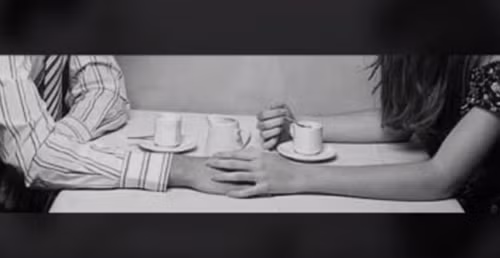 2. Christopher Case Sau khi đi hẹn hò cùng một người phụ nữ tự xưng là phù thủy, Christopher Case - một người đàn ông 35 tuổi – nói với bạn bè rằng ông ta đã bị ếm bùa. Ông nói rằng bà phù thủy nọ đã tra tấn ông và ông rất lo cho tính mạng của mình. Vài tuần sau, thi thể của Case được phát hiện trong bồn tắm. Không có nước trong bồn tắm, Case vẫn mặc nguyên quần áo, chết trong tư thế quỳ gối cầu nguyện. Cảnh sát không tìm thấy bất cứ dấu hiệu nào khả nghi trong căn hộ dán chi chít thánh giá, bùa chú của ông. Trước cái chết không manh mối này, các bác sĩ pháp y lại một lần nữa kết luận nguyên nhân gây ra cái chết cho Christopher Case là do một cơn đau tim.