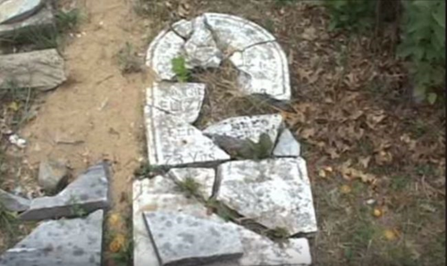 3. Carl Pruitt Năm 1938, một người đàn ông tên Carl Pruitt bắt quả tang vợ mình đang ngủ với một người đàn ông khác. Quá tức giận, ông ta dùng dây xích siết cổ vợ đến chết rồi tự sát. Nhưng đó chưa phải là phần đáng sợ nhất của vụ án này…Thời gian trôi đi, người ta càng lúc càng chú ý đến những vết nứt kì lạ trên ngôi mộ của Pruitt. Những đường nứt này rất giống một chuỗi dây xích. Sau đó, một loạt những cái chết không rõ nguyên nhân xảy ra trong thị trấn. Một cậu bé trót ném đá vào ngôi mộ của Pruitt thì chết bất đắc kì tử do bị xích xe đạp thít cổ, còn mẹ của cậu bé này thì bị dây phơi đồ siết cổ đến chết. Một người đàn ông khác thì bị dây cương cưỡi ngựa siết cổ chết. Khi viên cảnh sát chịu trách nhiệm điều tra các vụ án bí ẩn trên chết trong tình trạng mất đầu do tai nạn xe cộ, một người đàn ông tức giận dùng rìu phá tan nát ngôi mộ của Pruitt. Ngay sau đó, xác của người đàn ông này được người dân phát hiện ngay cổng nghĩa trang trong tình trạng bị dây xích siết cổ đến chết!