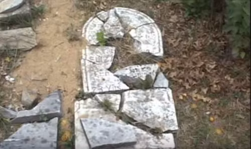 3. Carl Pruitt Năm 1938, một người đàn ông tên Carl Pruitt bắt quả tang vợ mình đang ngủ với một người đàn ông khác. Quá tức giận, ông ta dùng dây xích siết cổ vợ đến chết rồi tự sát. Nhưng đó chưa phải là phần đáng sợ nhất của vụ án này…Thời gian trôi đi, người ta càng lúc càng chú ý đến những vết nứt kì lạ trên ngôi mộ của Pruitt. Những đường nứt này rất giống một chuỗi dây xích. Sau đó, một loạt những cái chết không rõ nguyên nhân xảy ra trong thị trấn. Một cậu bé trót ném đá vào ngôi mộ của Pruitt thì chết bất đắc kì tử do bị xích xe đạp thít cổ, còn mẹ của cậu bé này thì bị dây phơi đồ siết cổ đến chết. Một người đàn ông khác thì bị dây cương cưỡi ngựa siết cổ chết. Khi viên cảnh sát chịu trách nhiệm điều tra các vụ án bí ẩn trên chết trong tình trạng mất đầu do tai nạn xe cộ, một người đàn ông tức giận dùng rìu phá tan nát ngôi mộ của Pruitt. Ngay sau đó, xác của người đàn ông này được người dân phát hiện ngay cổng nghĩa trang trong tình trạng bị dây xích siết cổ đến chết!