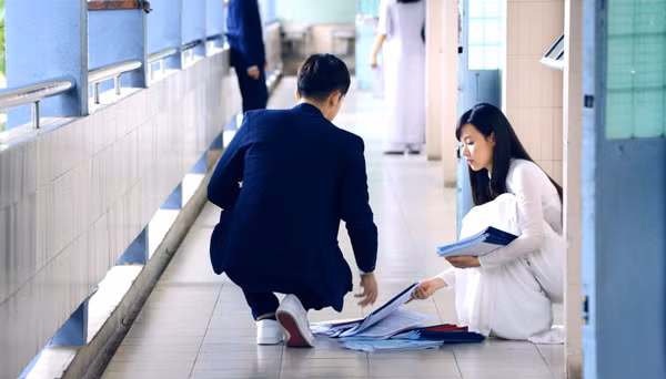 Sau ồn ào tình cảm với đại gia Phan Thành, Midu chính thức quay trở lại màn ảnh trong một bộ phim tình cảm. Cô thủ vai chính là một nữ sinh cấp 3 có tình yêu đẹp với hot boy của trường do Harry Lu thủ vai.