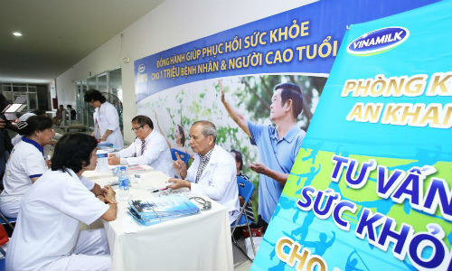 Hình 5: Các Bác sĩ Phòng Khám An Khang tư vấn sức khỏe và dinh dưỡng cho người cao tuổi.