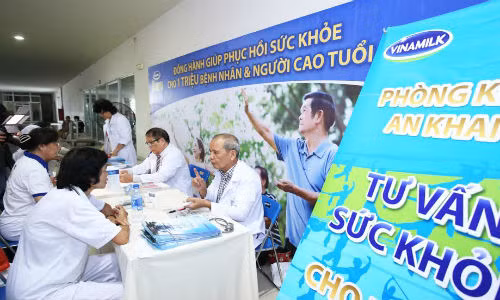 Hình 5: Các Bác sĩ Phòng Khám An Khang tư vấn sức khỏe và dinh dưỡng cho người cao tuổi.