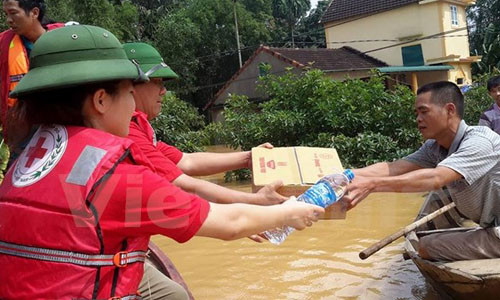 Cuu tro khan cap gan 2 ty dong cho cac tinh mien Trung bi mua lu