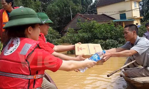 Cuu tro khan cap gan 2 ty dong cho cac tinh mien Trung bi mua lu