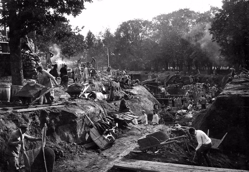 “Đảo động vật” trong sở thú đang trong quá trình xây dựng năm 1924.