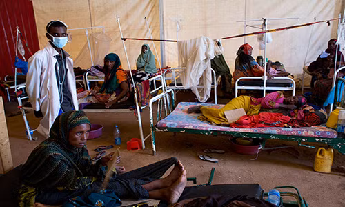 “Nước giếng đã chuyển màu nhưng chúng tôi vẫn cố uống”, bà Amina kể lại. Được biết, 7 người trong làng Masuubiye đã tử vong. Các bác sĩ tại bệnh viện cho biết, số ca mắc bệnh tả và tiêu chảy ở trẻ em tăng đột biến.