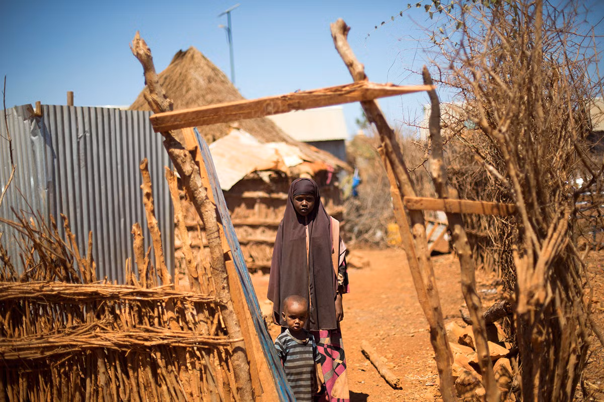 Hai em nhỏ đứng tại khu trại tị nạn tạm bợ ở Baidoa. Nhiều người “lưu lạc” đến đây để cầu cứu sự giúp đỡ.