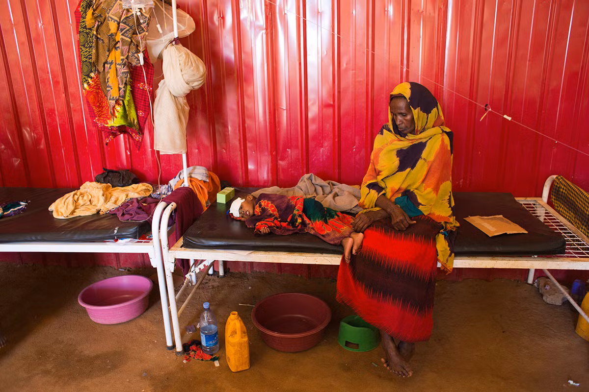  Tình trạng hạn hán kéo dài đã khiến cuộc sống của người dân Somalia lâm vào tình cảnh đói ăn và thiếu nước uống. Ảnh: Amina Ibrahim đang chăm sóc cho cháu gái 4 tuổi, Safia. Gia đình đã đưa Safia từ làng Masuubiye tới bệnh viện vì bé mắc bệnh sau khi uống nước giếng trong làng.