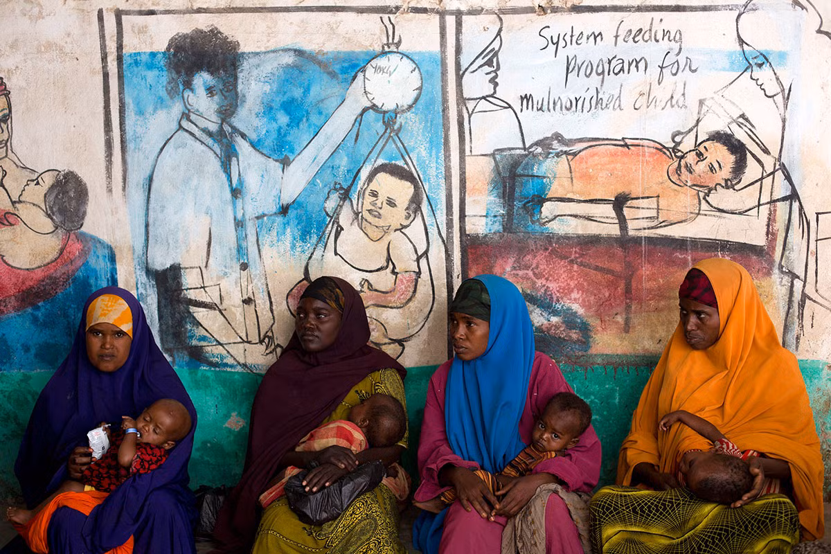 Các bà mẹ chờ khám cho con tại một phòng khám sức khỏe tại khu trại tị nạn ở Somalia. “Người dân kể với tôi rằng do không có nước và thức ăn nên con cái họ rất dễ mắc bệnh”, Fawzia Mohamed, nhân viên của phòng khám, cho biết.