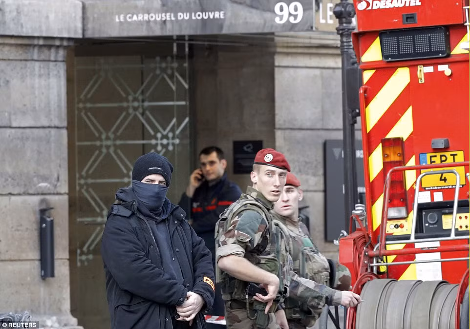 Các nhân viên cảnh sát, binh sĩ và lính cứu hộ tập trung trước lối vào trung tâm thương mại ngầm Carousel du Louvre, sát lối vào bảo tàng Louvre.