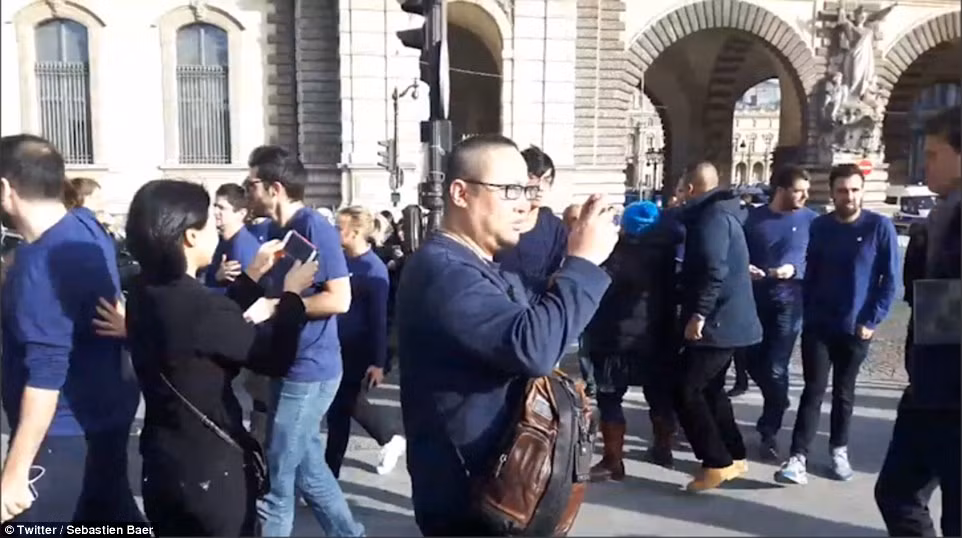 Các du khách tập trung tại một địa điểm trước khi được sơ tán.