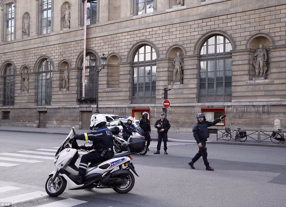 Hình ảnh cảnh sát Pháp phong tỏa khu vực xung quanh bảo tàng Louvre ở trung tâm thủ đô Paris.