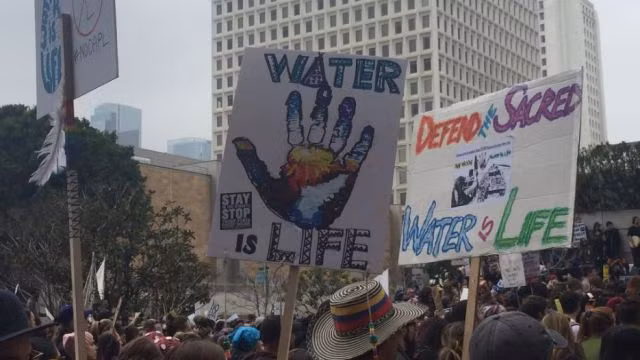 Ngày 5/2, hàng nghìn người dân đã đổ ra đường phố Los Angeles biểu tình phản đối sắc lệnh của Tổng thống Trump về việc nối lại dự án xây dựng hai đường ống dẫn dầu Dakota Access và Keystone XL.