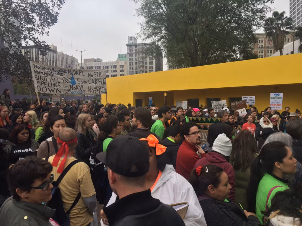 Trước đó, ngày 24/1, tân Tổng thống Mỹ Donald Trump đã ký sắc lệnh hành pháp cho phép nối lại có điều kiện đối với dự án xây dựng đường ống dẫn dầu Keystone XL và Dakota Access.