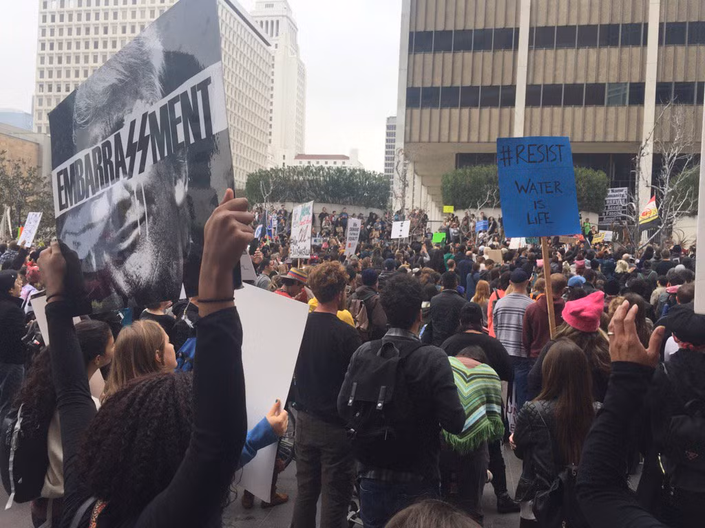 Nhiều người mang theo biểu ngữ và hô vang khẩu hiệu phản đối việc nối lại dự án Dakota Access.