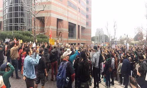 Những người biểu tình mang theo biểu ngữ tập trung gần Quảng trường Pershing và bắt đầu tuần hành tới tòa nhà liên bang Edward Roybal.