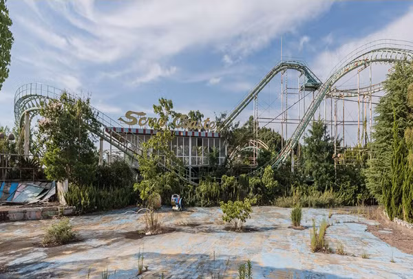 Không gian vắng lặng không một bóng người.