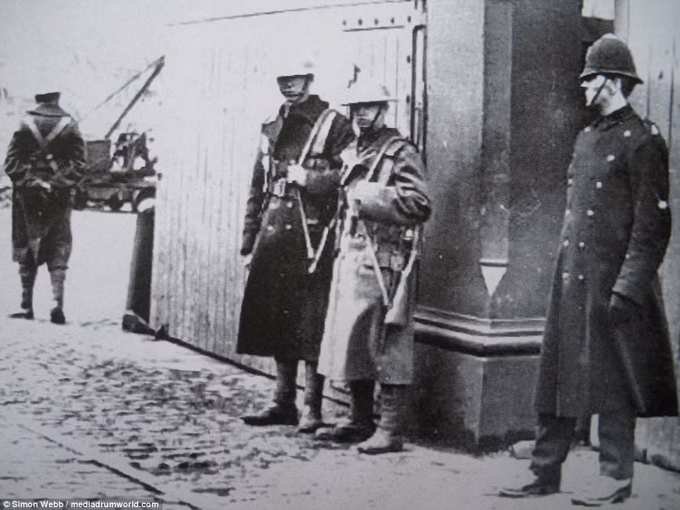 Binh sĩ và cảnh sát Anh thực hiện nhiệm vụ trên đường phố Glasgow giữa lúc những cuộc bạo động bùng phát năm 1919.