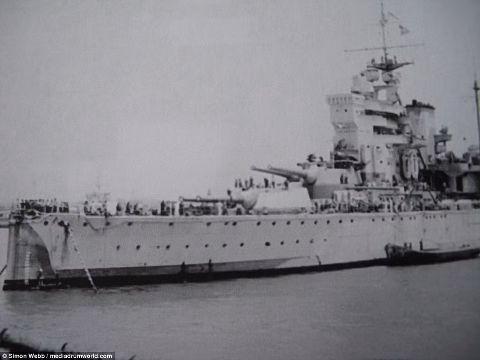 Tàu HMS Valiant – một trong những tàu chiến đáng gờm nhất lúc bấy giờ - neo đậu ở Mersey, Liverpool. (Nguồn ảnh: Daily Mail)