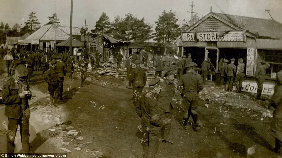 Trong khoảng thời gian này, những cuộc đình công của công nhân cũng gây ra tình trạng hỗn loạn ở khắp các thành phố trong nước. Ảnh: Vụ bạo động tại Kinmel đã khiến 5 binh sĩ thiệt mạng.