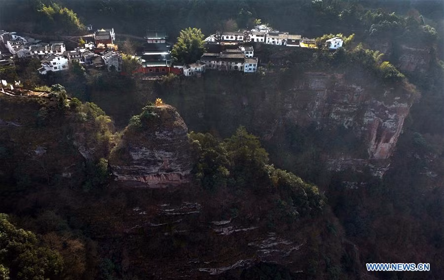 Ngôi làng độc đáo Qiynshan được xây dựng trên vách đá ở núi Qiyun, tỉnh An Huy. Ảnh: THX.