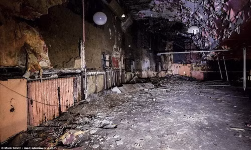 Những bức ảnh chụp trong công trình bỏ hoang này chắc hẳn khiến nhiều độc giả liên tưởng đến bối cảnh của một bộ phim kinh dị. (Nguồn ảnh: Daily Mail)