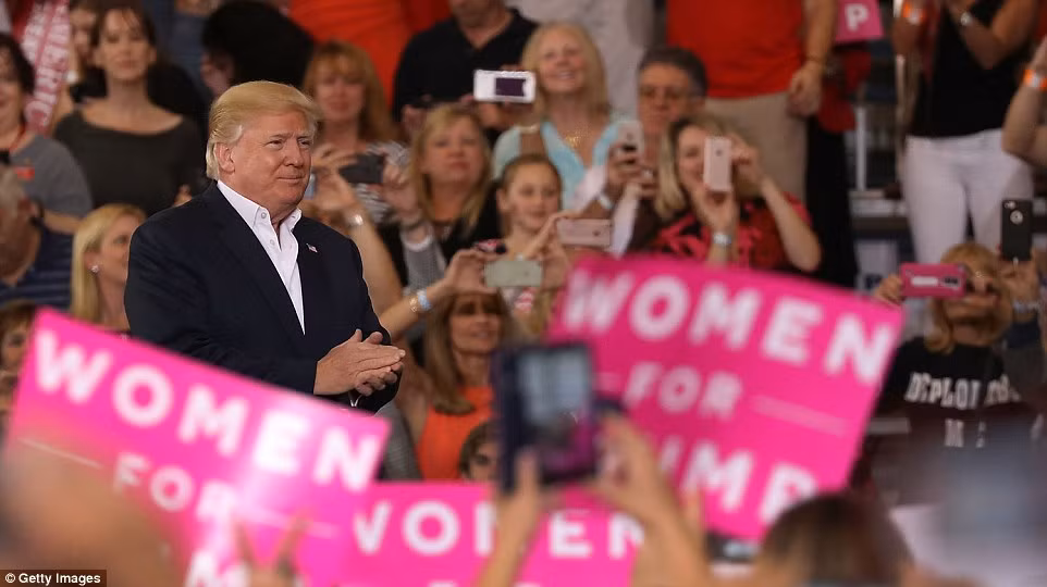 Anh: Tong thong Trump phat bieu truoc hang nghin nguoi o Florida-Hinh-12