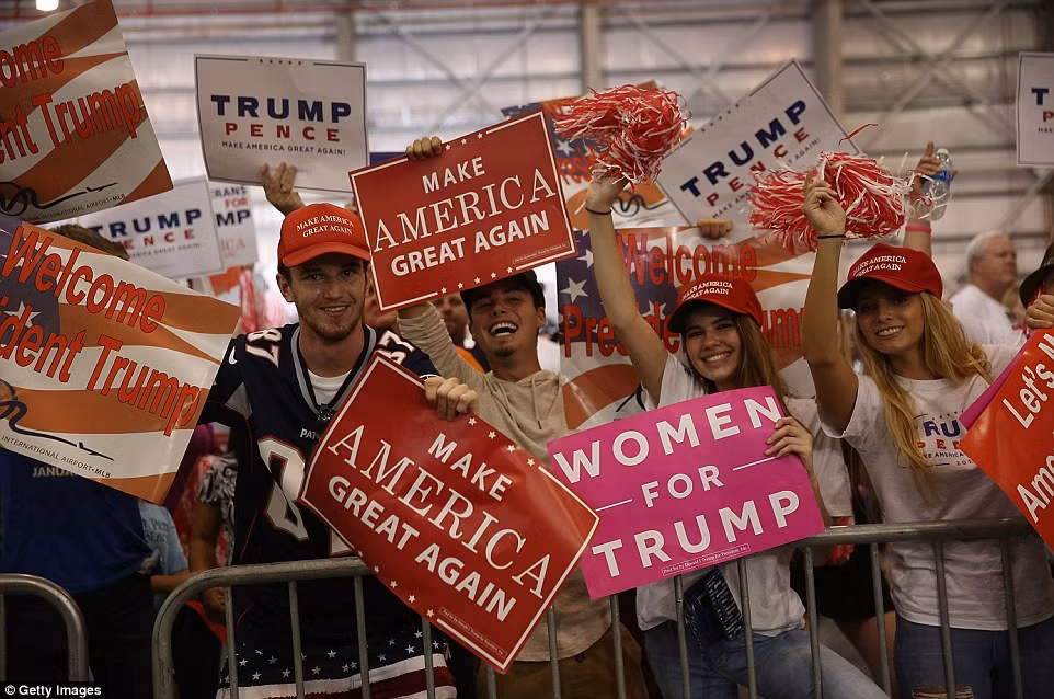 Anh: Tong thong Trump phat bieu truoc hang nghin nguoi o Florida-Hinh-11