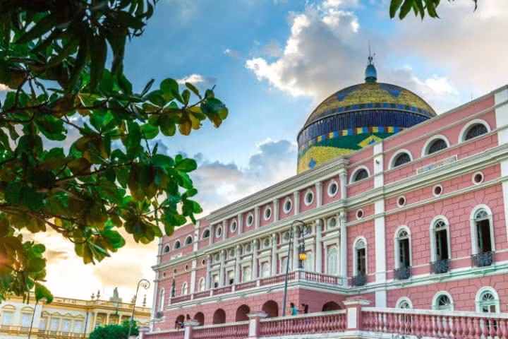 Manaus, nơi sinh sống của hơn 2,5 triệu người, nằm giữa khu rừng Amazon rậm rạp.