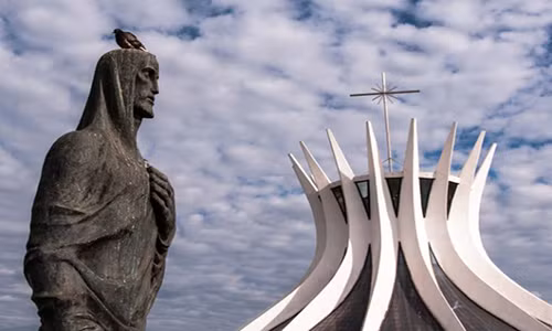 Oscar Niemeyer là kiến trúc sư trưởng của nhiều tòa nhà công cộng ở thủ đô Brasilia. Ông đã thiết kế hơn 500 công trình, chủ yếu là ở Brazil. Nhà thờ lớn ở Brasilia là một trong những công trình nổi tiếng nhất của Oscar.