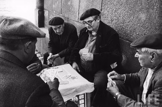 Các cụ già ngồi chơi bài ở Ile de la Cite.