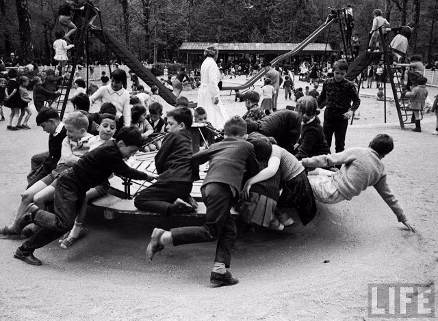 Rất đông em nhỏ trong một khu vui chơi ở thủ đô Paris hàng chục năm về trước. (Nguồn ảnh: Vintag/LIFE).