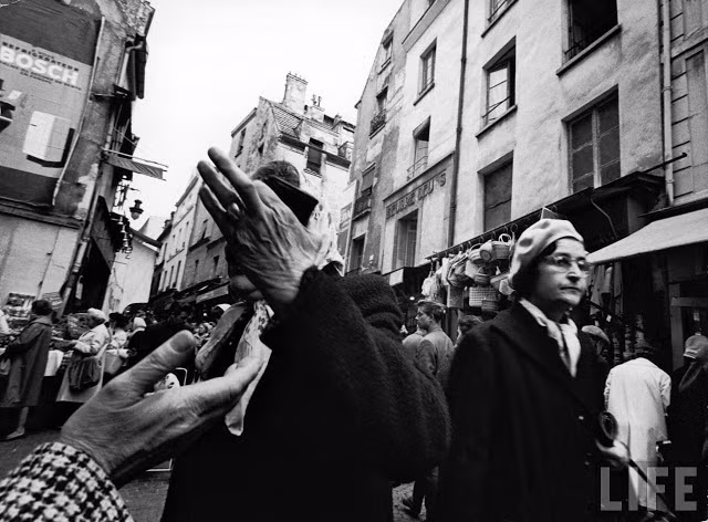 Cảnh tấp nập tại một khu chợ ở Paris.