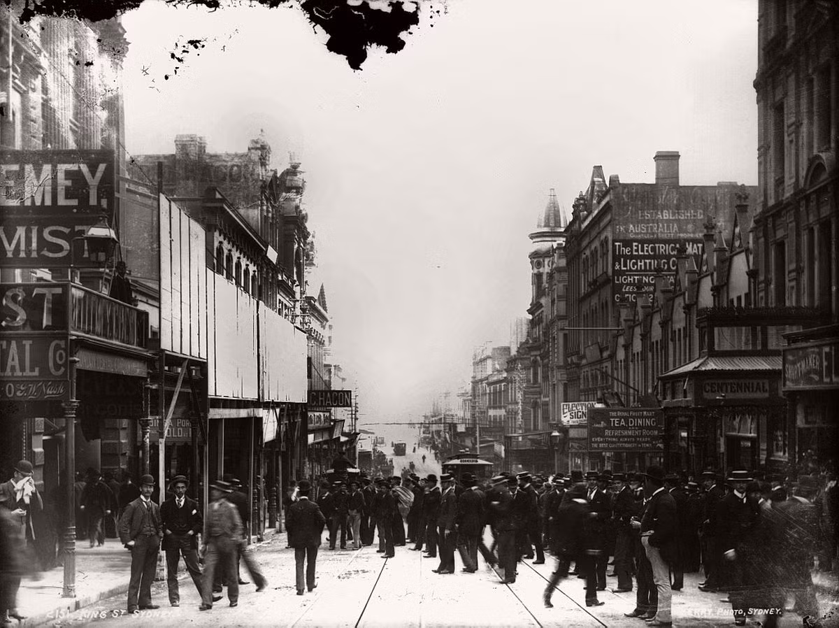 Đông đảo người dân tập trung tại một địa điểm trong thành phố.