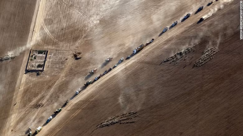 Đoàn xe chở người dân trở về làng Tall Abtah ngày 25/11/2016 sau khi các lực lượng Iraq giành lại quyền kiểm soát ngôi làng này từ tay nhóm IS.