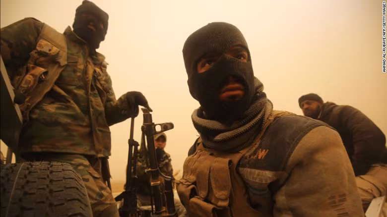 Các chiến binh người Shiite đi qua một sa mạc gần làng Al-Boutha al-Sharqivah, phía tây Mosul, ngày 2/12/2016.