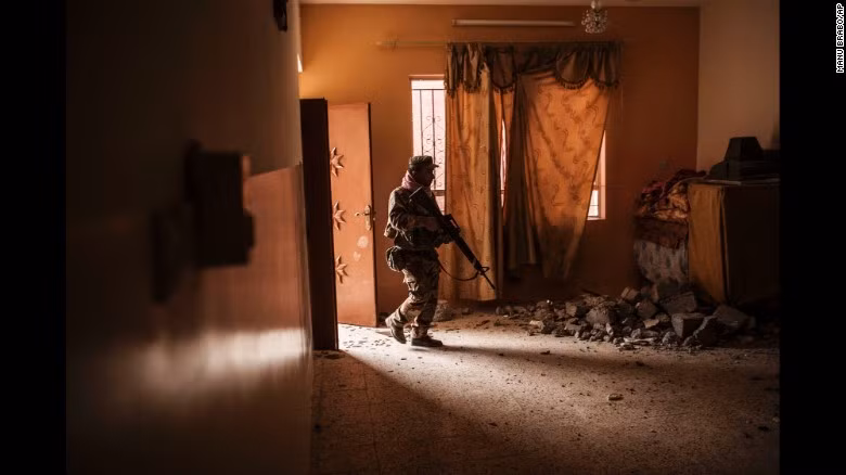 Binh sĩ Iraq truy lùng các tay súng IS trong một ngôi nhà ở làng Al-Qasr ngày 30/11.