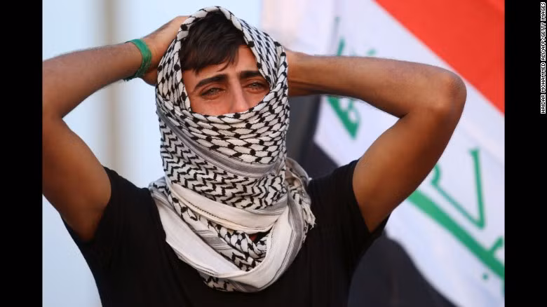 Người đàn ông đau lòng trong lễ tang của 4 đồng đội, những người thiệt mạng tại thị trấn Tal Afar.