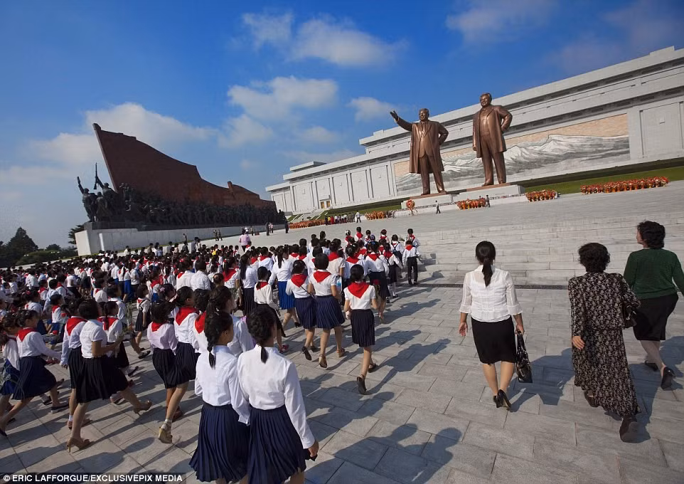 Đến Bình Nhưỡng, viếng tượng đài Kim Nhật Thành là điều mà nhiều học sinh hay người dân vùng nông thôn Triều Tiên muốn thực hiện ít nhất một lần trong đời.