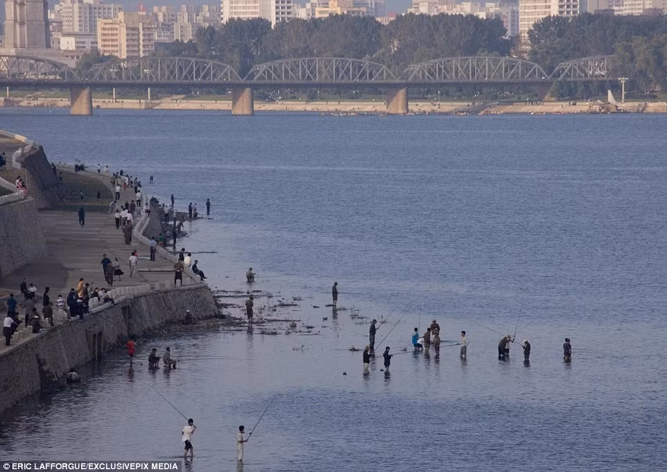 Những người mê câu cá thường đến sông Taedong. Cơ quan chức năng xác nhận dòng sông không bị ô nhiễm.