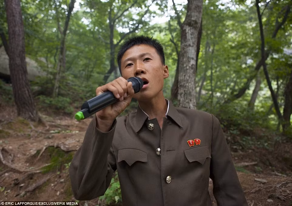 Một nhân viên nhà nước tham gia chương trình hát karaoke ngoài trời. Hoạt động "hát cho nhau nghe" rất phổ biến vào ngày Chủ nhật tại Triều Tiên.