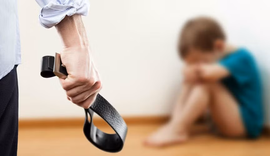 Richard Kuklinski có một tuổi thơ không êm ả khi bị cha mẹ bạo hành. Nhiều chuyên gia cho rằng, đó là một trong những nguyên nhân khiến y trở thành một tay sát thủ máu lạnh sau này.