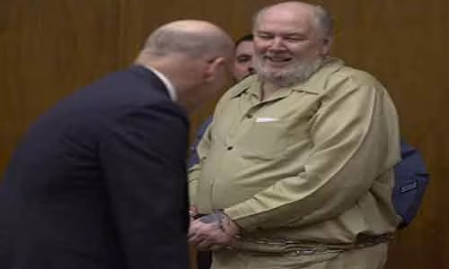 Richard Kuklinski lĩnh 2 án tù chung thân. Y thậm chí còn mỉm cười tại phiên tòa.