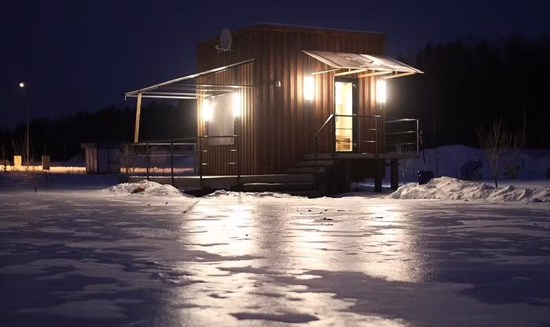 Ngôi nhà đặc biệt ở Belarus sáng rực giữa đêm tối. (Nguồn ảnh: English Russia)